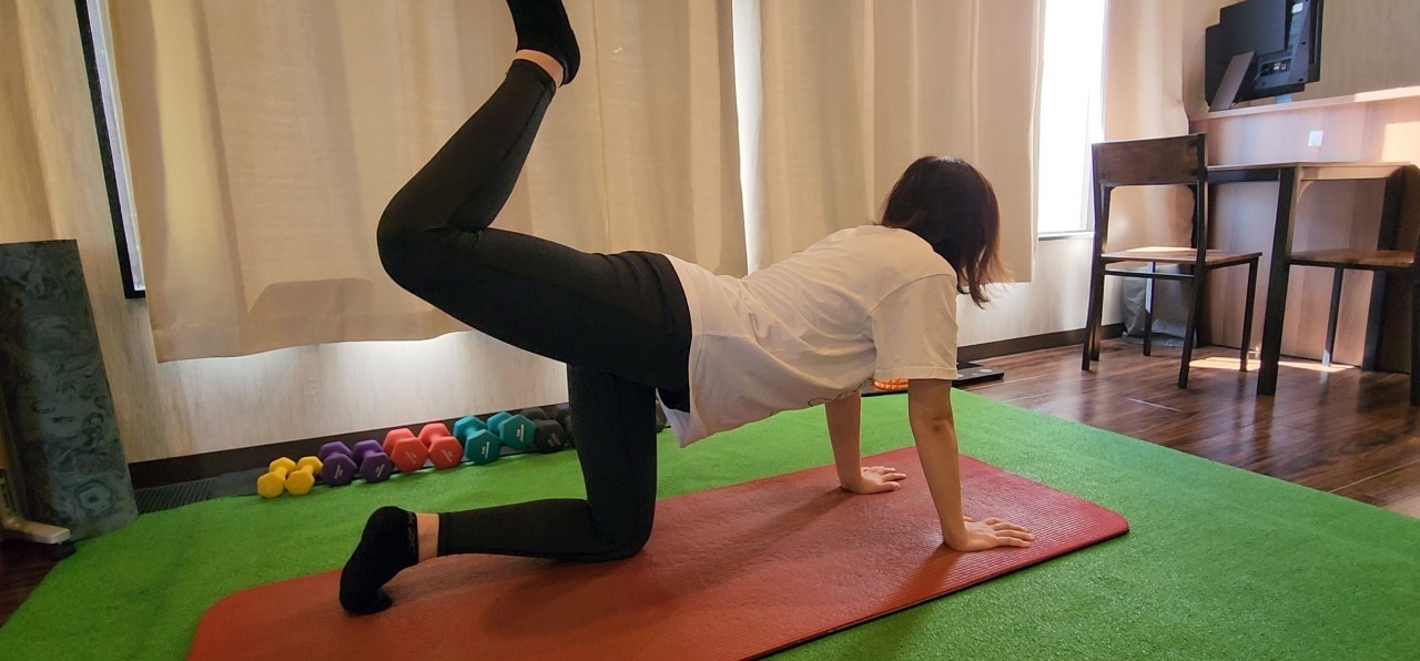 BREEZE高槻店で女性がマットを使ったヒップトレーニングを行う様子