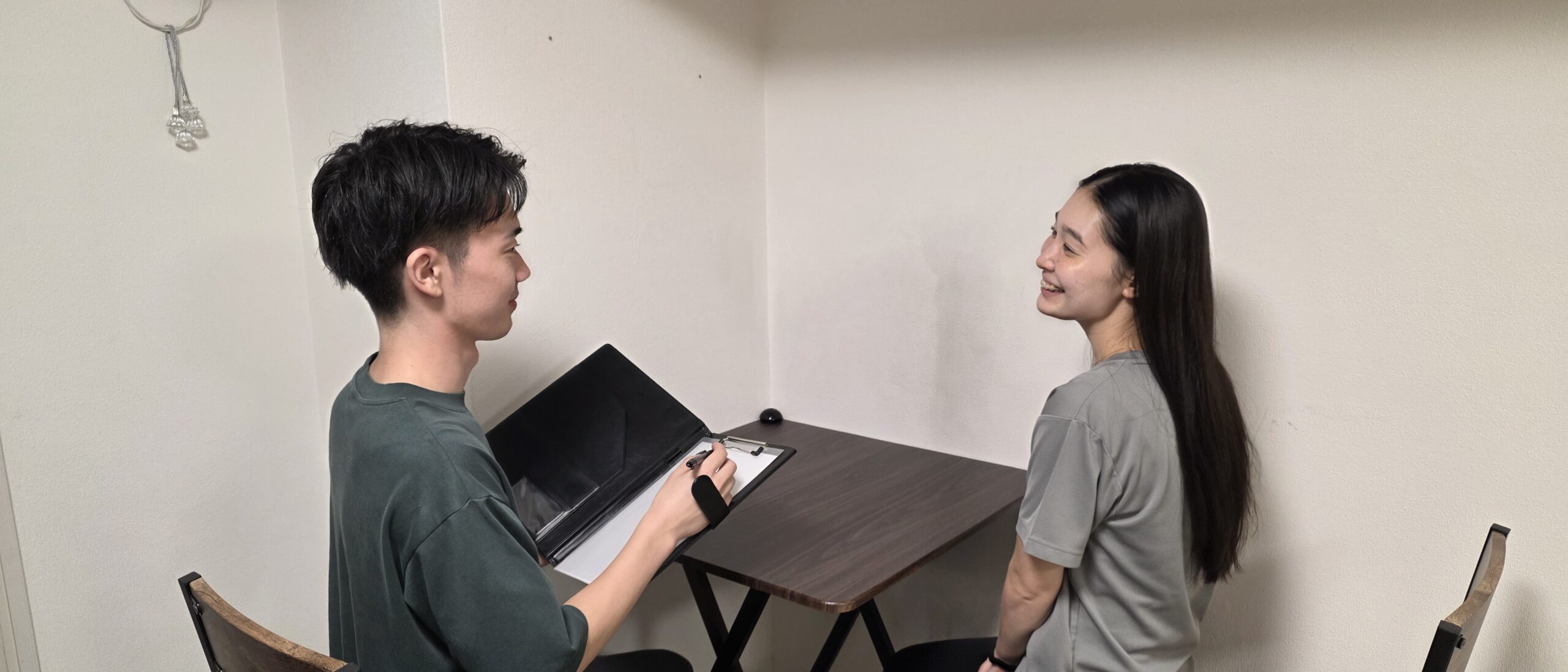 BREEZE高槻店で女性のお客様が無料カウンセリングを受けている様子