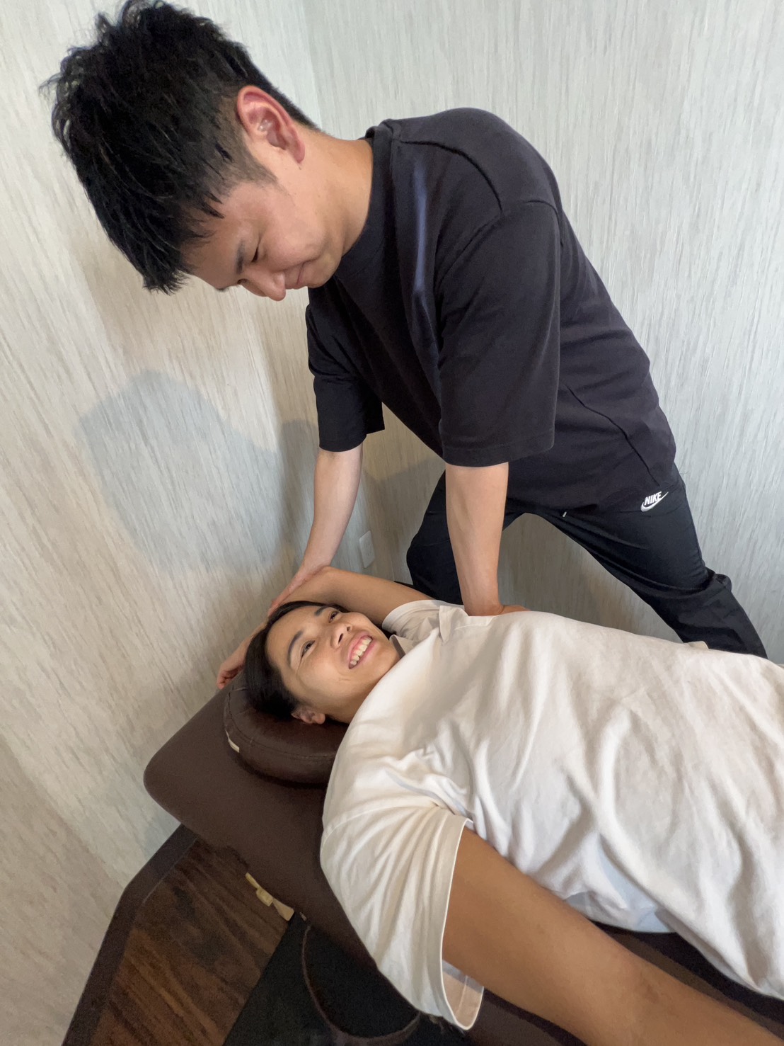 肩や首まわりを確認しながら施術を行う様子