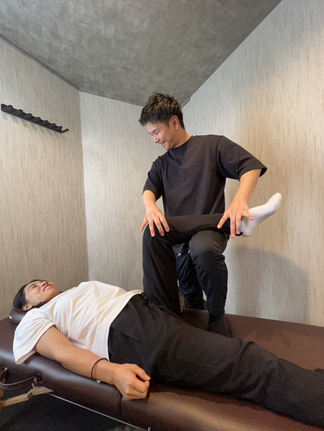 パーソナルストレッチ前に姿勢や身体の動きを確認する様子