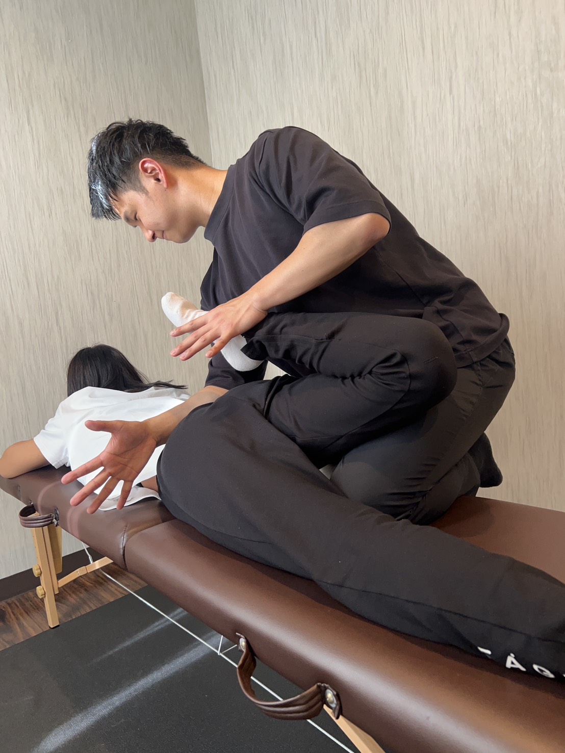 女性のお客様へ上半身のストレッチを行う様子