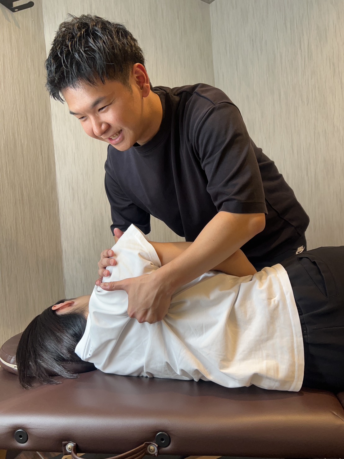 脚まわりのパーソナルストレッチを行う様子