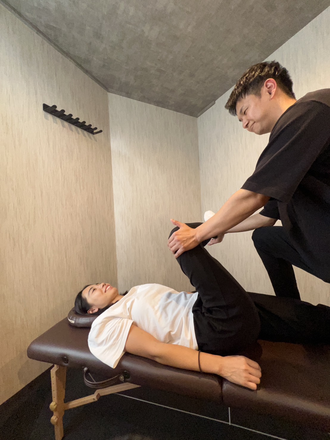 下半身の柔軟性を確認しながらストレッチを行う様子