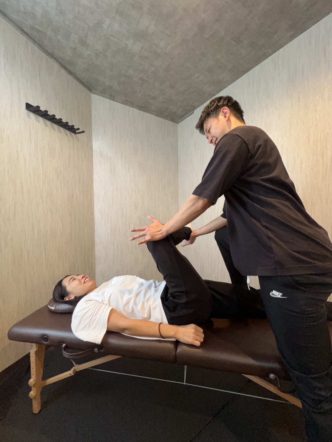 ストレッチと身体の使い方を組み合わせて確認する様子